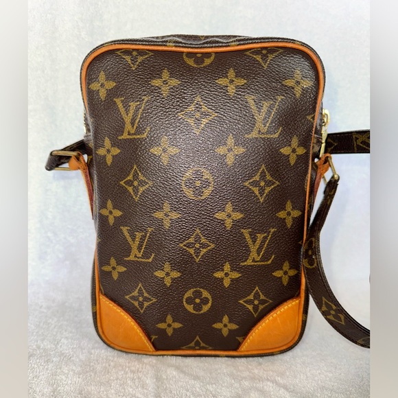 LOUIS VUITTON Amazone Monogram Crossbody Shoulder Bag - Picture 2 of 15